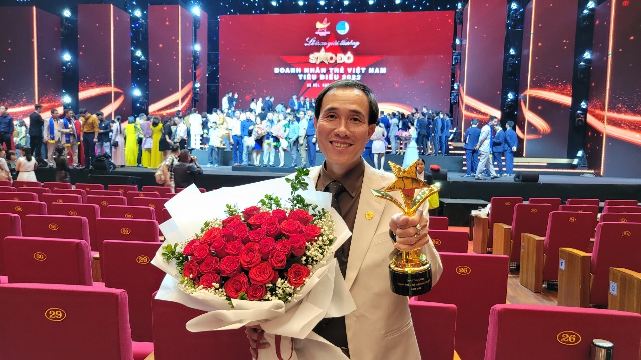 Anh Trần Huy Hiển vinh dự nhận giải thưởng Sao Đỏ - Doanh nhân trẻ Việt Nam tiêu biểu 2022